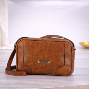 Mala em pele pequena a tiracolo