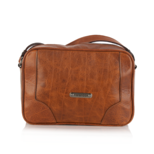 Mala em pele pequena a tiracolo