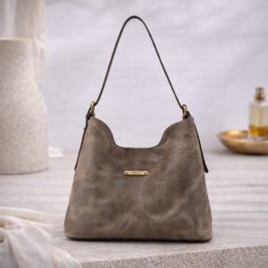 Mala em pele de ombro grande cinza