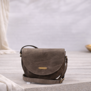 Mala em pele pequena a tiracolo cinza