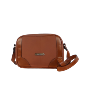 Mala em pele pequena a tiracolo