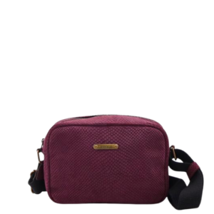 Mala em pele pequena a tiracolo